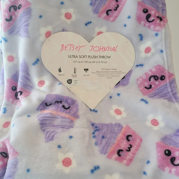 Betsey Johnson Pink & Purple Cupcake Plush Throw Blanket - Picture 3 of 4